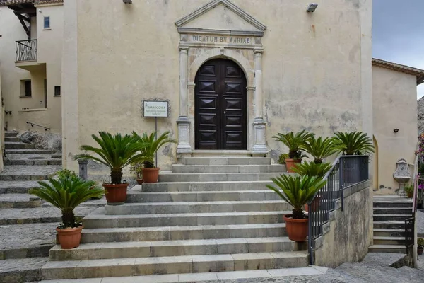 Una Entrada Iglesia Rodeada Edificios Plantas Scalea — Foto de Stock