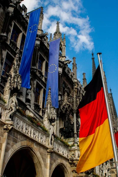 Eine Vertikale Aufnahme Der Flaggen Deutschlands Und Der Europäischen Union — Stockfoto
