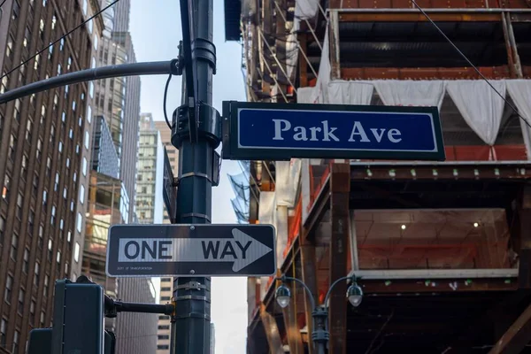 Столб Надписями Парк Аве Один Путь Манхэттене — стоковое фото