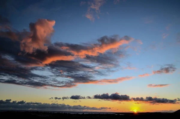 Molnlandskap Färgade Moln Vid Solnedgången Nära Havet — Stockfoto