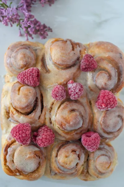 Eine Vertikale Spitze Aus Frisch Gebackenen Zimtröllchen Mit Gefrorenen Himbeeren — Stockfoto