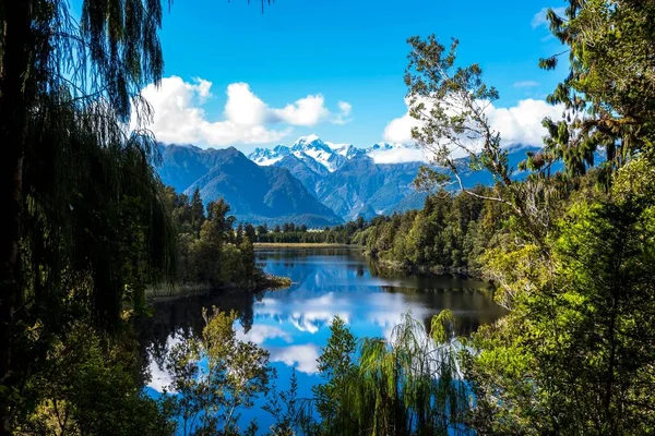 在新西兰南岛马西森湖平静的水面上的风景 — 图库照片