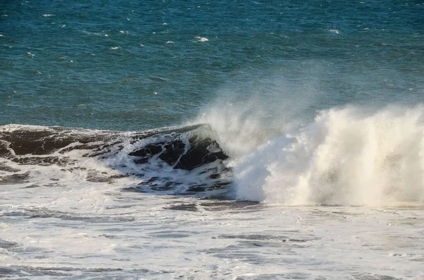 Atlantik Okyanusunda Büyük Mavi Dalga Dalgaları Kırılıyor — Stok fotoğraf