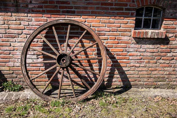 Una Grande Ruota Del Carro Contro Muro Mattoni Casa — Foto Stock