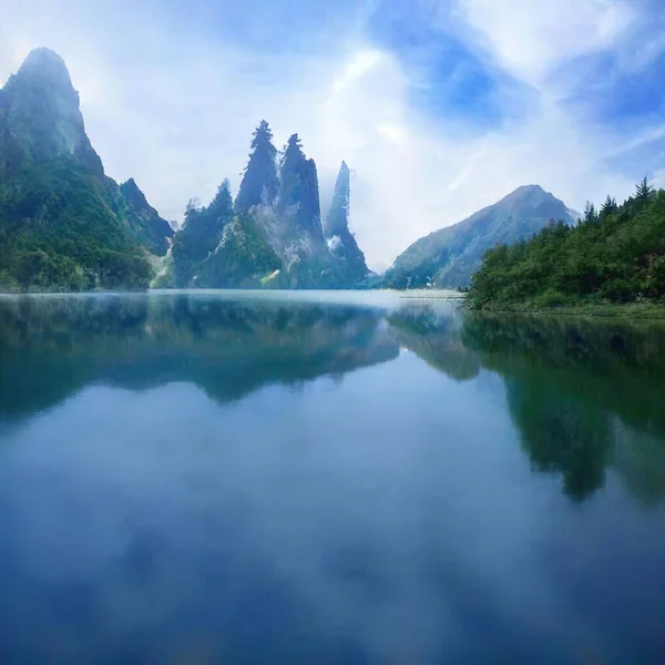 Uma Bela Vista Lago Reflexivo Montanhas Sob Céu Azul Nublado — Fotografia de Stock