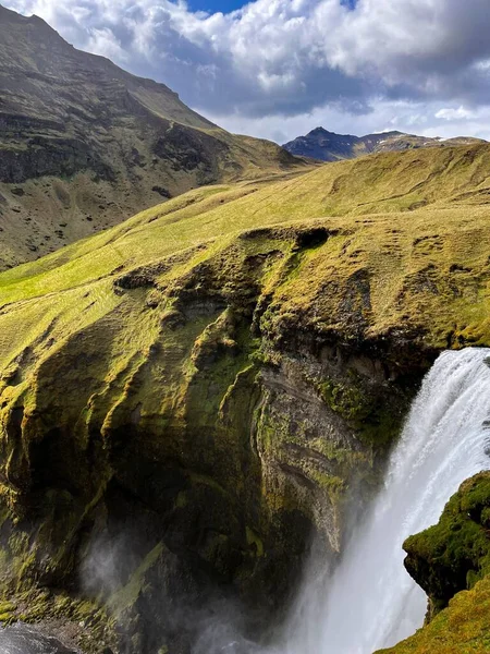 アイスランドのSeljalandsfoss滝の垂直ショット — ストック写真