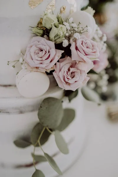 Een Verticaal Uitzicht Een Witte Bruidstaart Met Bloemen Fancy Decoratie — Stockfoto
