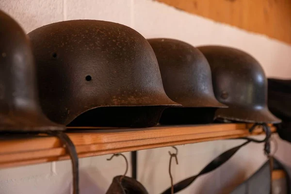Ряд Винтажных Солдатских Шлемов Деревянной Полке — стоковое фото