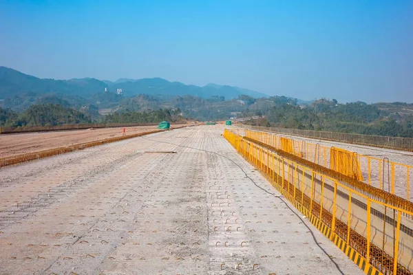 View Concrete Road Hills Trees Background — Stock Photo, Image