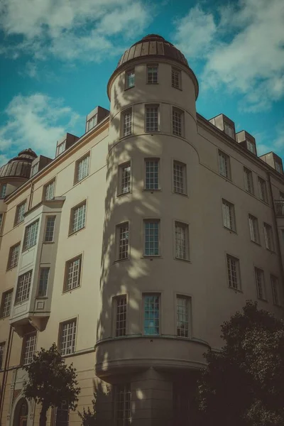 Niskokątne Ujęcie Budynku Sztokholmie Szwecja Słoneczny Dzień — Zdjęcie stockowe
