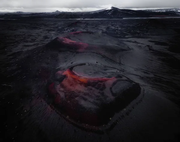 Una Vista Nocturna Del Volcán Lava Roja Caliente Que Fluye — Foto de Stock