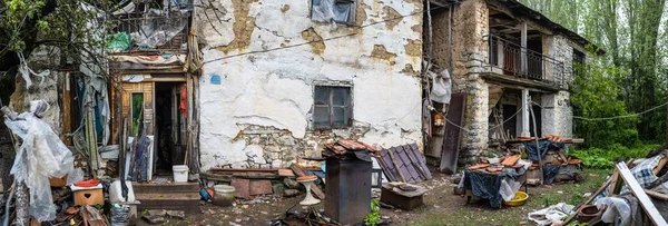 Fasádní Záběr Zničených Kamenných Domů Ulici Opuštěné Vesnici Severní Makedonii — Stock fotografie