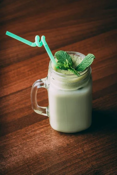 Egy Függőleges Felvétel Egy Üveg Shamrock Shake Ről Egy Asztalon — Stock Fotó