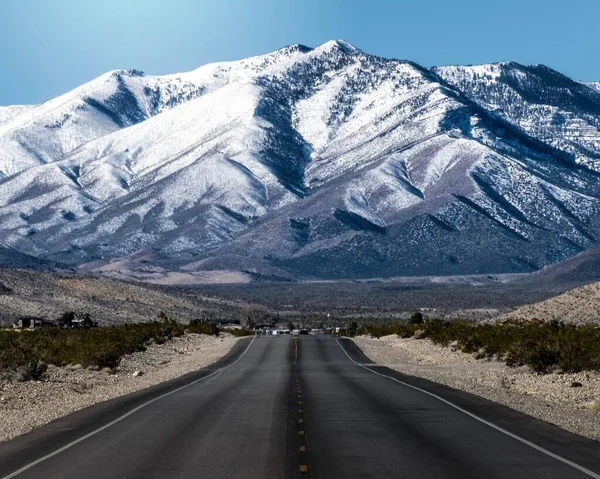 Una Vista Panoramica Una Strada Asfaltata Vuota Contro Una Montagna — Foto Stock