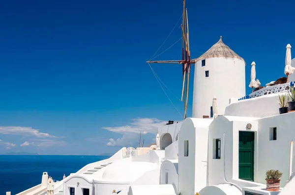 Den Gamla Grekiska Kvarnen Med Utsikt Över Havet Byn Oia — Stockfoto