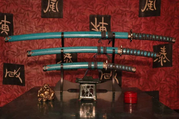 Las Espadas Samurai Japonesas Azules Soporte Colocado Superficie Madera —  Fotos de Stock