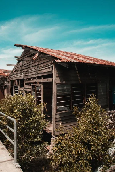 Opuštěný Dřevěný Dům Pod Modrou Oblohou — Stock fotografie