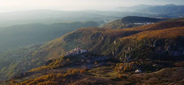 Uno Splendido Paesaggio Con Castello Tra Montagne Boscose — Foto Stock