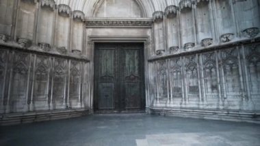 Gündüz vakti eski bir kilise binasının görüntüleri.