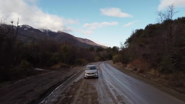 公路上被群山环绕的汽车的无人驾驶镜头 阿根廷 — 图库视频影像