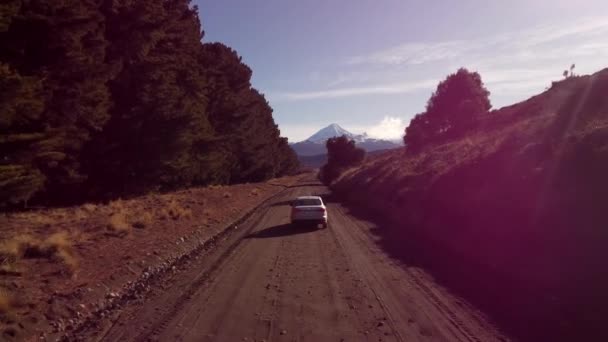 Las Imágenes Del Dron Del Coche Carretera Con Montaña Lanin — Vídeos de Stock