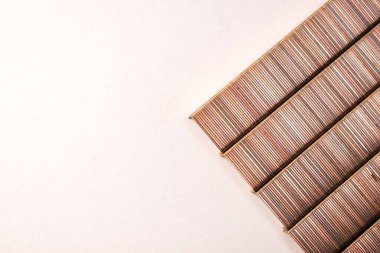 Beyaz masadaki, kopyalama alanı olan bronz zımba iğnelerinin üst görünümü