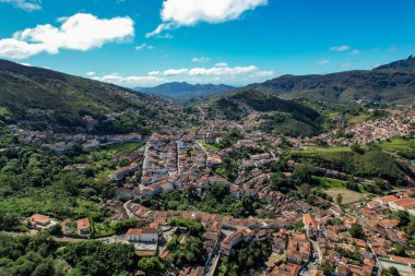 Brezilya 'daki Ouro Preto' nun parlak mavi gökyüzünün altında nefes kesici panoramik görüntüsü.