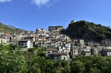 İtalya 'nın Calabria bölgesindeki Papasidero eski köyündeki eski evlerin kuş bakışı görüntüsü