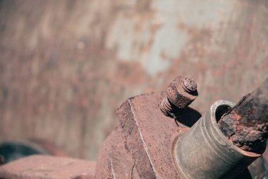 Çiftlik makinelerinin paslı metal detaylarının yakın plan çekimi.