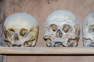 Yıllar boyunca Büyük Meteor 'un manastırında ölen rahiplerin kutsal kemikleri, Kalambaka.