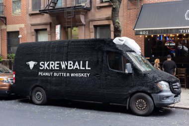 Bir Skrewball Fıstık Ezmeli Viski minibüsü.