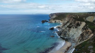 Güneşli bir günde dağa yakın mavi bir okyanus.
