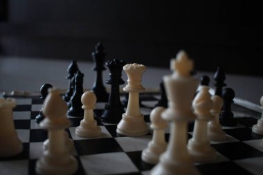 Satranç tahtasındaki figürlerin yakın plan çekimi.
