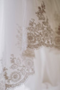 Uzun beyaz gelinlik ayrıntıları.