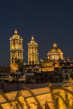 Puebla Bazilika Katedrali 'nin dikey bir görüntüsü Meksika' da gece aydınlandı.