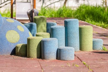 Güneşli bir günde çeşitli oyuncaklara ve ekipmanlara sahip renkli oyun alanı