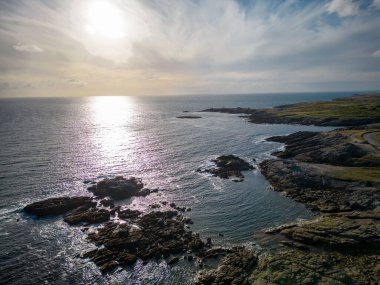 Uçurumlu bir sahil manzarası