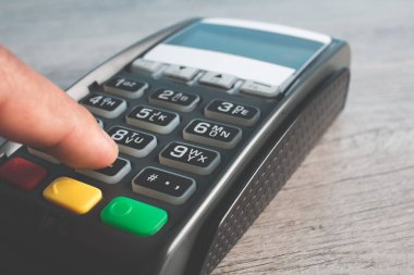 Kodu mikro ATM 'ye giren kişinin yakın çekimi..