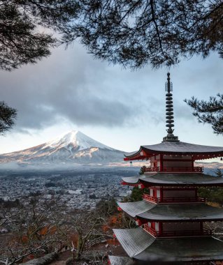 Fujiyoshida, Japonya 'daki Chureito Pagoda Tapınağı ve gri bulutlu gökyüzünün altındaki Fuji Dağı.