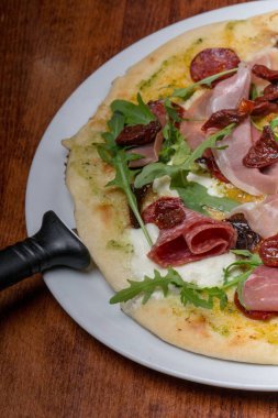 Bol malzemeli taze pişmiş bir pizza.