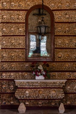 Portekiz, Evora 'daki Kemik Şapeli' nin içindeki aynanın dikey görüntüsü.