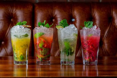 Ahşap masada bir dizi mojito.