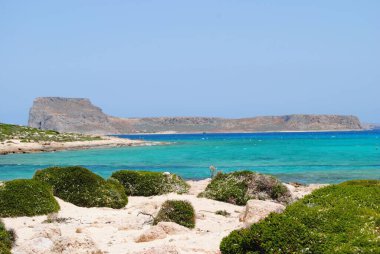 Güneşli bir günde kristal masmavi suyla Balos 'un güzel plajı