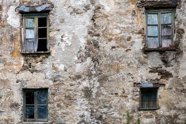 Liguria, Sestri Dante 'deki eski bir binanın pencerelerinin yakın plan çekimi.