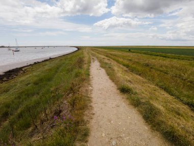 Suffolk, İngiltere 'deki Alde nehrinin manzarası Snape ve Aldeburgh' dan geçiyor.