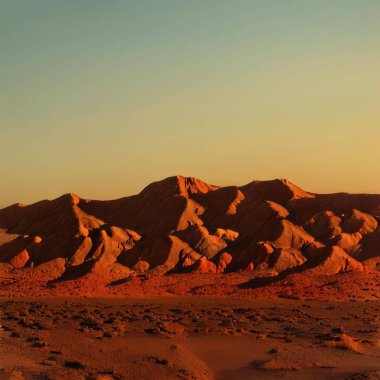 Gün batımında çölden güzel bir tepe manzarası