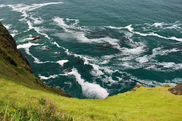 Een Luchtfoto Van Een Golvende Zee Tegen Kliffen — Stockfoto