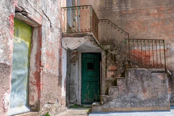 Una Vista Escaleras Oxidadas Que Conducen Edificio Antiguo Casco Antiguo —  Fotos de Stock