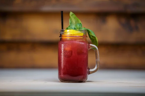 Närbild Bild Röd Cocktail Ett Glas Dekorerad Med Mynta Blad — Stockfoto