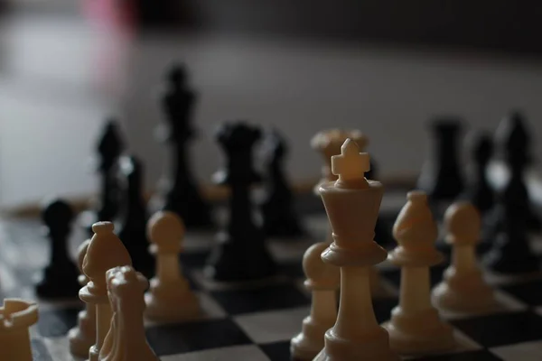 チェス盤の人物のクローズアップショット — ストック写真